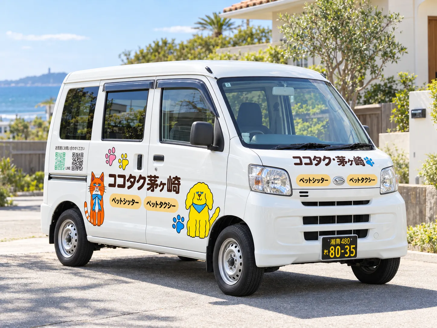 猫と犬のイラストをあしらった白いCOCOタク茅ヶ崎の車両