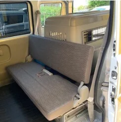 ペットタクシーのベンチ付き車内